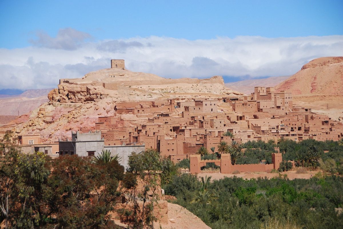 découvrez l'univers fascinant de la casbah, un symbole d'architecture historique et de culture riche. plongez dans ses ruelles labyrinthiques, explorez son patrimoine authentique et laissez-vous envoûter par son ambiance unique.