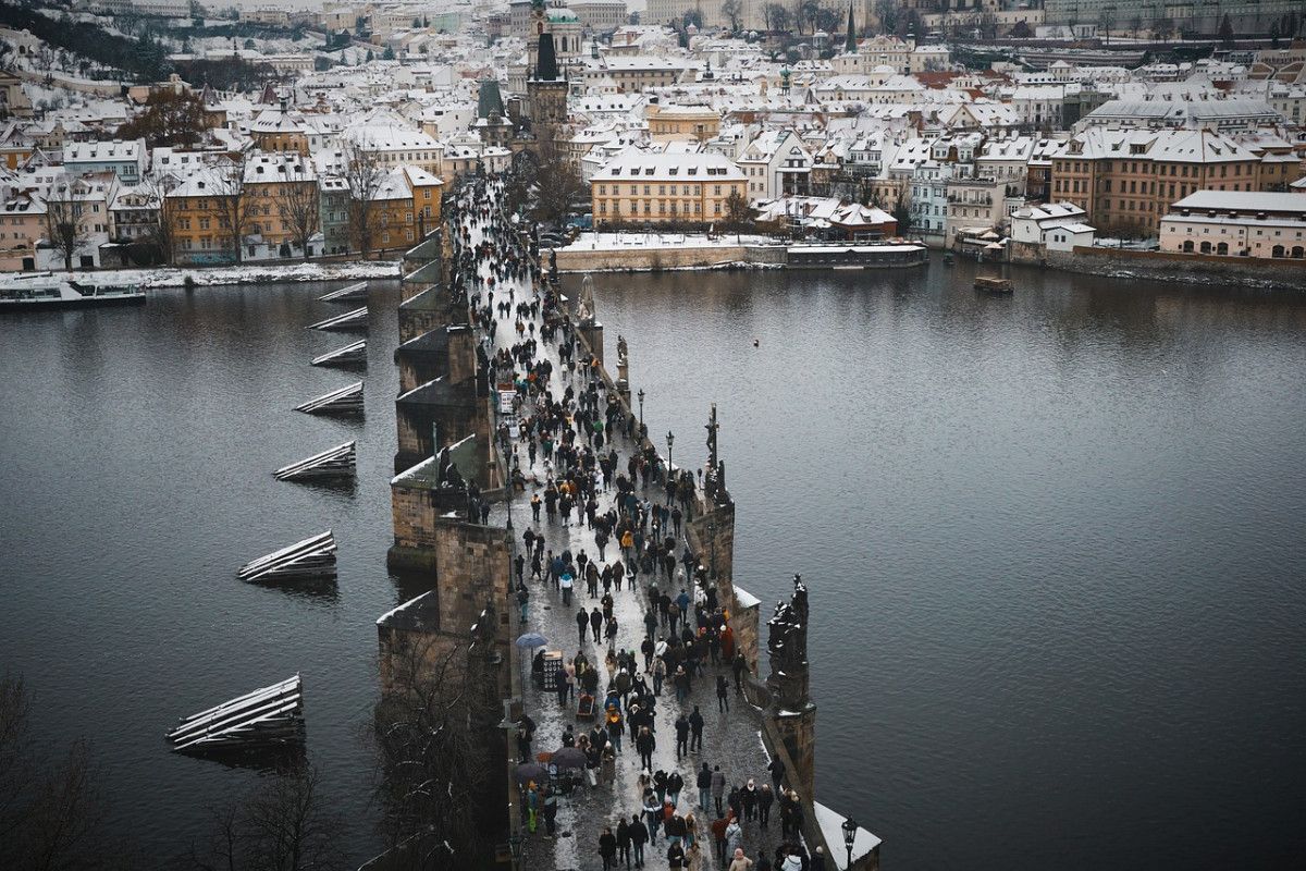 découvrez prague, la magnifique capitale de la république tchèque, célèbre pour son architecture médiévale, ses charmants canaux et son riche patrimoine culturel. explorez le château de prague, la place de la vieille ville et le pont charles, tout en savourant la délicieuse cuisine locale dans cette ville au charme intemporel.