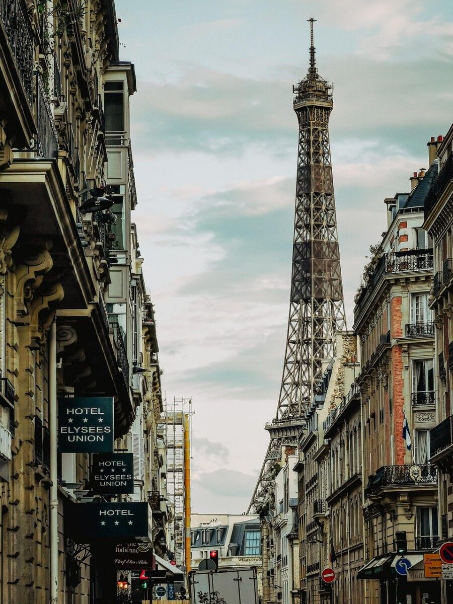 découvrez des destinations touristiques imaginaires fascinantes : des lieux inventés, mystérieux et enchanteurs à explorer pour rêver, s'évader et stimuler votre imagination à travers des voyages hors du commun.