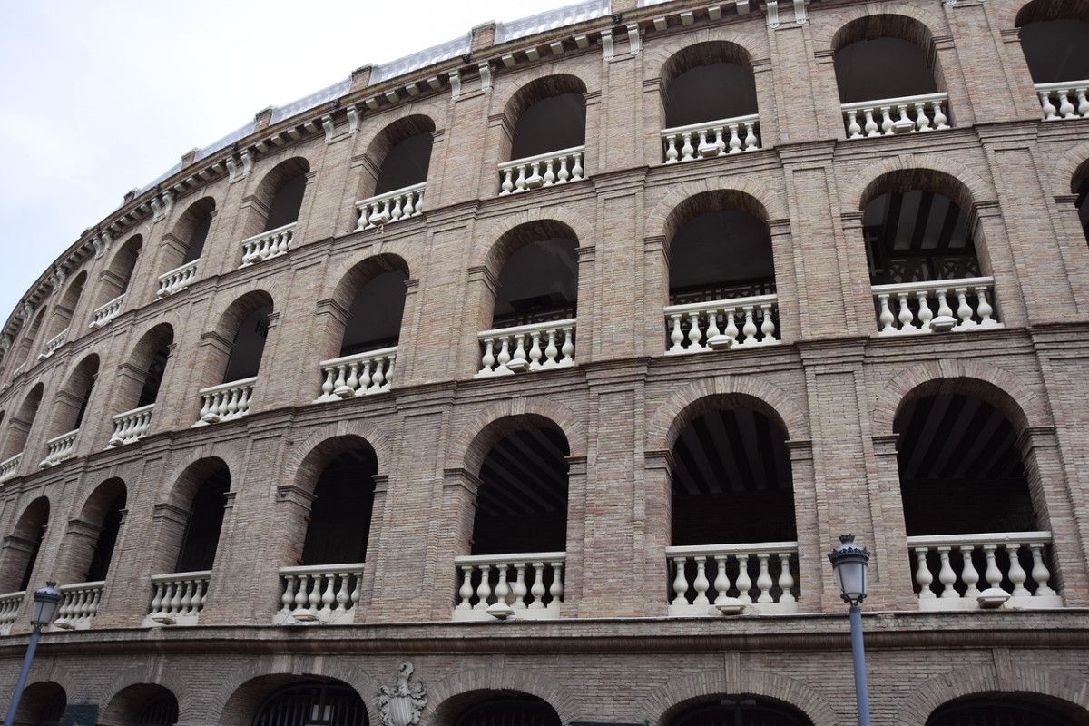 découvrez valencia, la perle de la méditerranée, célèbre pour son riche patrimoine culturel, sa délicieuse cuisine, ses plages ensoleillées et ses festivals vibrants. explorez ses monuments emblématiques comme la cité des arts et des sciences et savourez la fameuse paella dans cette ville dynamique et accueillante.