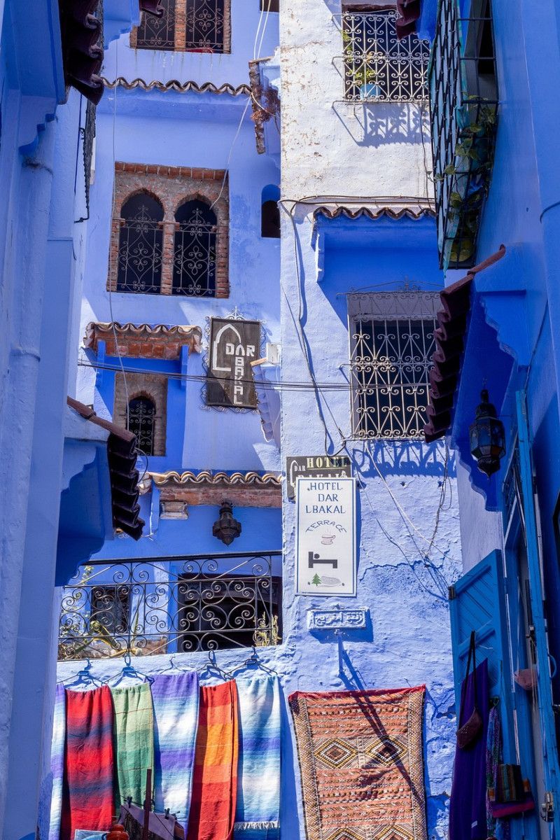 découvrez le maroc, un pays fascinant au carrefour de l'afrique et de l'europe, réputé pour ses paysages variés, sa richesse culturelle, et ses villes animées comme marrakech, fès et casablanca. voyagez à travers ses montagnes, déserts et plages envoûtantes.