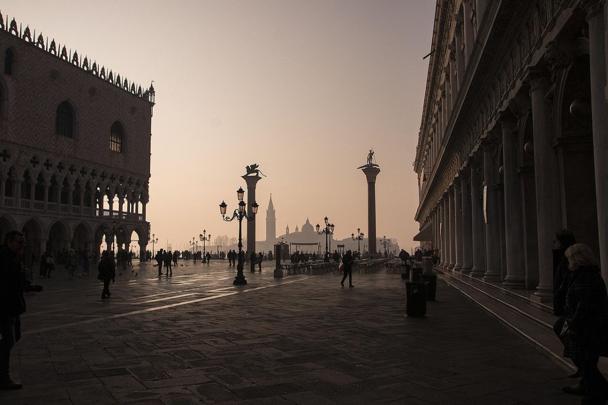 découvrez la magie de venise, la ville des canaux. flânez à travers ses ruelles pittoresques, admirez les gondoles sur le grand canal et perdez-vous dans l'histoire fascinante de ses palais. une destination incontournable pour les amateurs de culture et de romantisme.