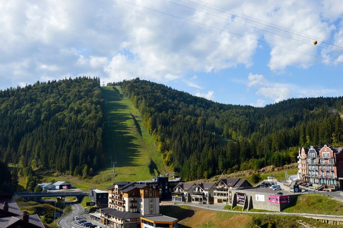 découvrez bukovel, la plus grande station de ski d'ukraine, offrant des pistes de qualité, des activités pour toute la famille et un cadre naturel exceptionnel.