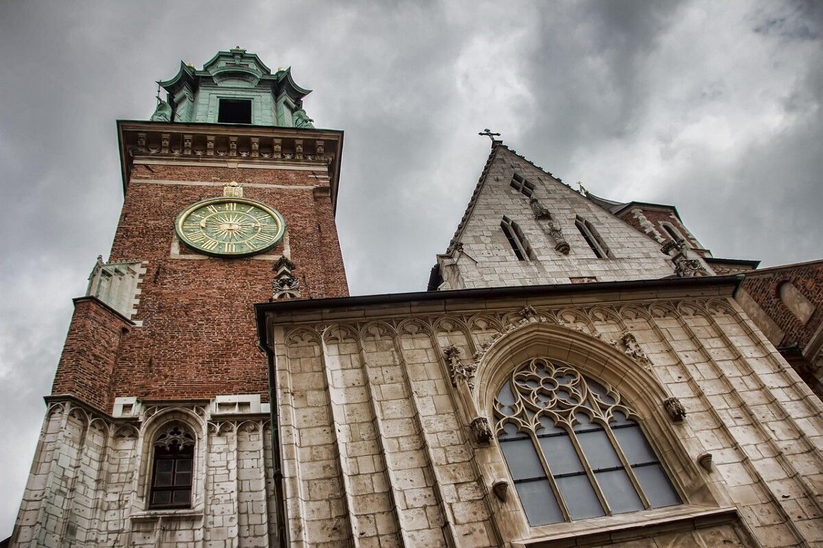 découvrez cracovie, l'une des plus belles villes de pologne, célèbre pour son centre historique classé au patrimoine mondial de l'unesco, sa riche culture, ses monuments fascinants et son ambiance unique.