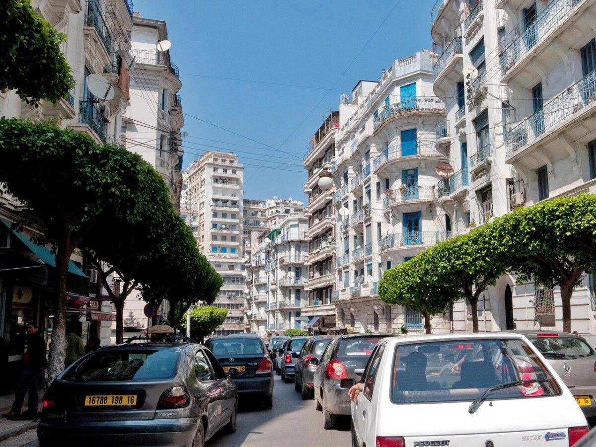 découvrez l’algérie : un pays fascinant par sa richesse culturelle, ses paysages variés du désert du sahara à la méditerranée, et son patrimoine historique unique. conseils de voyage, traditions et informations essentielles sur l’algérie.