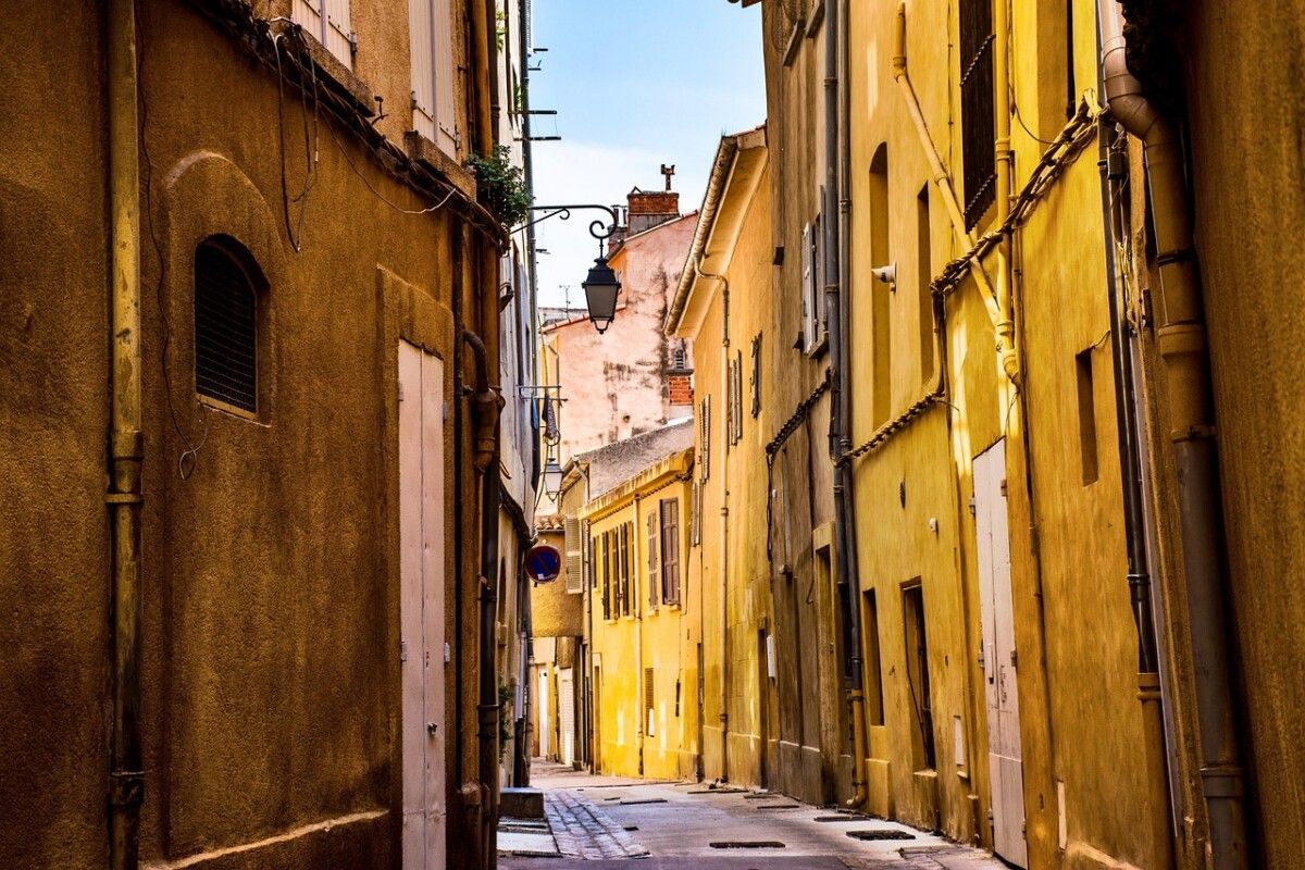 découvrez la provence, région emblématique du sud de la france, célèbre pour ses champs de lavande, ses villages pittoresques et sa cuisine ensoleillée. explorez ses paysages naturels, son patrimoine historique et le charme unique de la méditerranée.