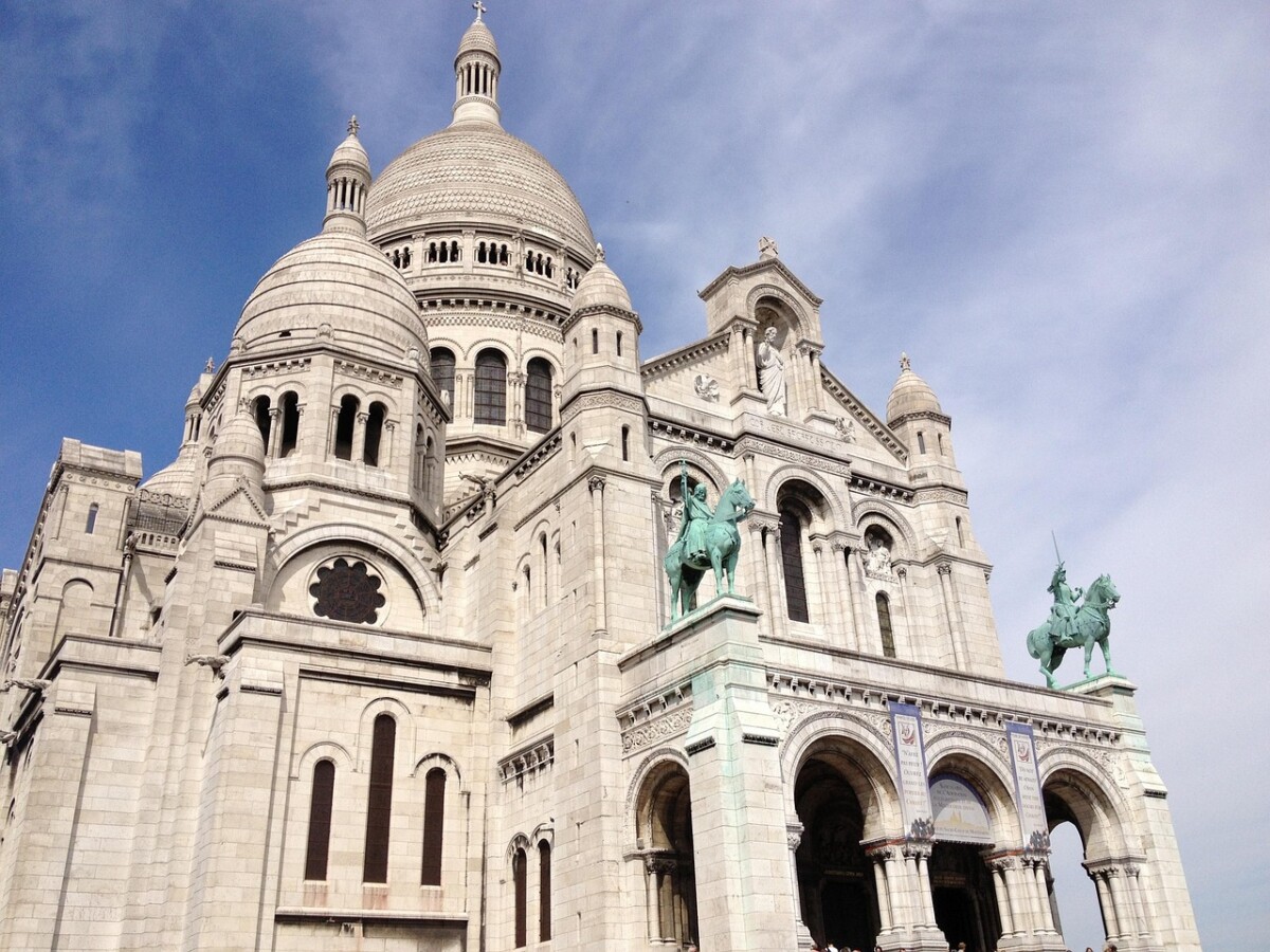 LA RELIGION EN FRANCE : Un pays à moitié catholique mais dévotion en déclin, où 63% des jeunes de 18 à 24 ans se déclarent athées et une montée inquiétante de la radicalisation chez certains jeunes musulmans. Quelles en sont les causes et les implications culturelles au sein d’une société qui peine à admettre ces changements ?