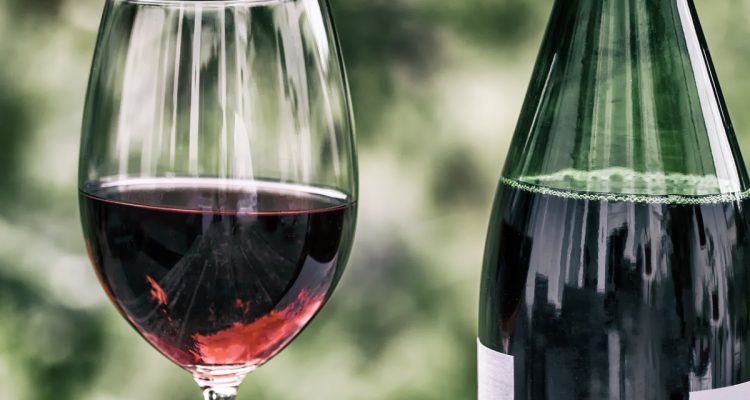 explorez l'univers fascinant du vin, découvrez les différentes variétés, apprenez les techniques de dégustation et trouvez des conseils pour choisir le meilleur vin pour chaque occasion.