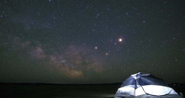 découvrez le plaisir du camping en pleine nature ! profitez d'une expérience unique en plein air, entre détente et aventures. que vous soyez en famille, entre amis ou en solo, le camping offre une multitude d'activités pour tous les goûts. réveillez-vous au son des oiseaux, explorez des paysages magnifiques et créez des souvenirs inoubliables sous les étoiles.