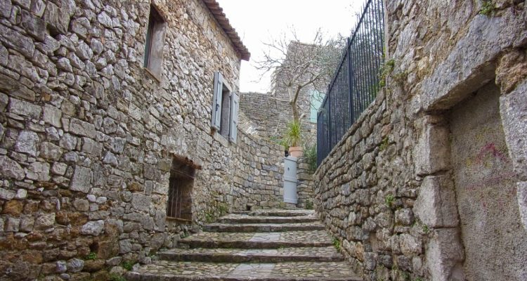 découvrez les cévennes, un magnifique parc national en france, célèbre pour ses paysages verdoyants, ses sentiers de randonnée et son patrimoine culturel riche. explorez la nature préservée, admirez la faune et la flore exceptionnelles, et plongez dans l'histoire des villages pittoresques qui jalonnent cette région incontournable.