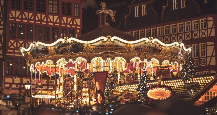 découvrez la magie des marchés de noël : une expérience unique avec des artisans locaux, des délices festifs et une ambiance chaleureuse. plongez dans l'esprit des fêtes en explorant des décorations scintillantes, en savourant des spécialités gourmandes et en partageant des moments inoubliables en famille ou entre amis.