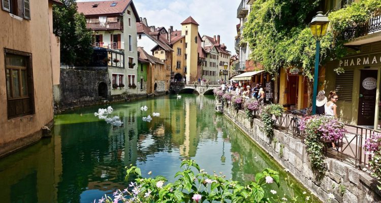 découvrez annecy, surnommée la 'venise des alpes', avec ses canaux pittoresques, son lac enchanteur et ses montagnes majestueuses. explorez sa vieille ville, goûtez aux spécialités locales et profitez d'activités en plein air tout au long de l'année. plongez dans la beauté et la culture de cette destination unique en france.