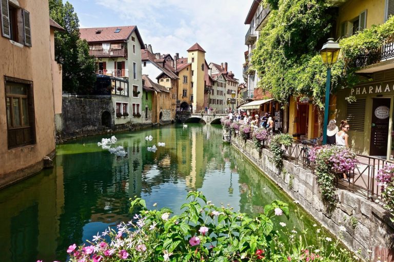 Découvrir Annecy au Printemps : Les Incontournables à Visiter