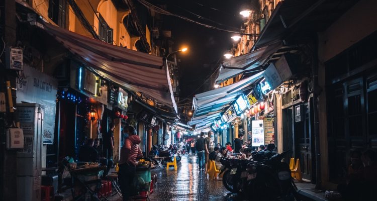 découvrez hanoi, la capitale du vietnam, riche en histoire et en culture, avec ses magnifiques temples, sa délicieuse cuisine de rue et son ambiance vibrante, idéale pour une aventure inoubliable.