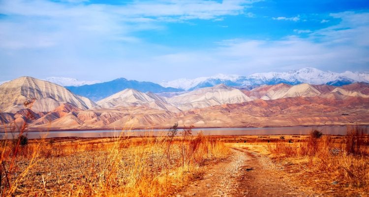 découvrez le kirghizistan, un pays enchanteur d'asie centrale, connu pour ses paysages montagneux à couper le souffle, sa riche culture nomade et ses chaleureux habitants. explorez ses lacs cristallins, ses vallées verdoyantes et plongez dans l'histoire unique de cette destination encore méconnue.