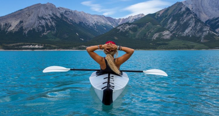 découvrez les plaisirs du kayak : une activité nautique exaltante qui vous permet d'explorer les rivières, lacs et côtes, tout en améliorant votre condition physique et en vivant des aventures inoubliables en pleine nature.