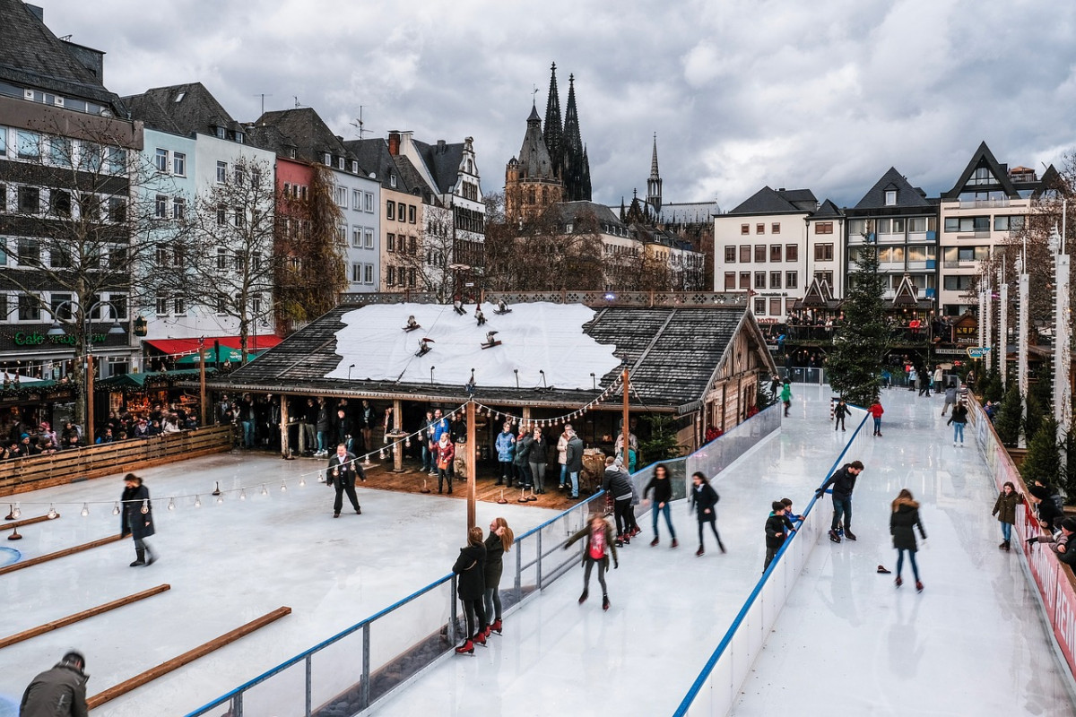 découvrez la magie des marchés de noël avec leurs étals illuminés, leurs délicieuses spécialités gastronomiques et l'ambiance festive qui enchante petits et grands. plongez au cœur de la tradition et partagez des moments inoubliables en famille ou entre amis.