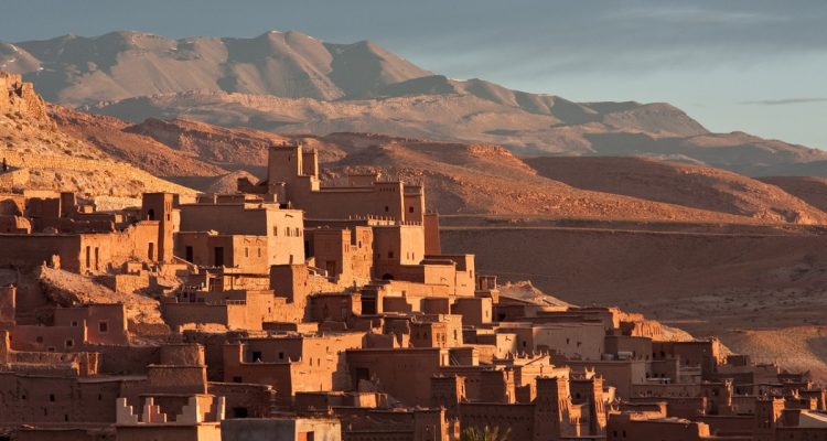 découvrez l'univers fascinant de la casbah, un lieu emblématique chargé d'histoire et de culture, où l'architecture traditionnelle rencontre une atmosphère vivante. plongez dans ses ruelles animées et laissez-vous envoûter par ses marchés colorés et ses richesses patrimoniales.