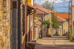 découvrez le camino, l'un des chemins de pèlerinage les plus emblématiques d'europe. explorez ses paysages à couper le souffle, vivez des rencontres enrichissantes et découvrez l'histoire fascinante qui entoure cette aventure spirituelle.