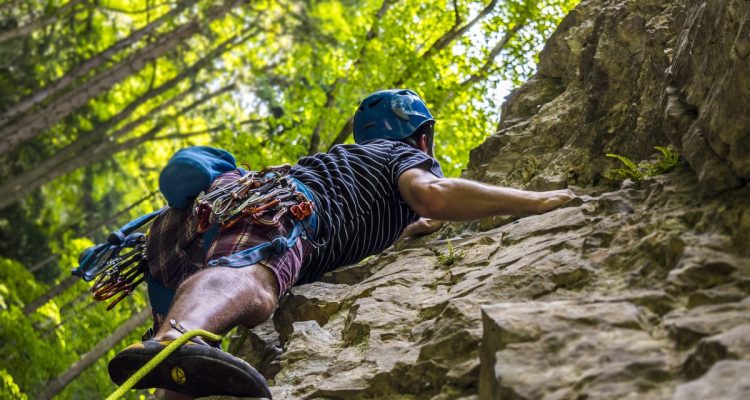 découvrez le monde passionnant de l'escalade en extérieur, où aventure et nature se rencontrent. que vous soyez débutant ou grimpeur expérimenté, explorez des conseils, des techniques, et des destinations idéales pour vivre des moments intenses au sommet des falaises.