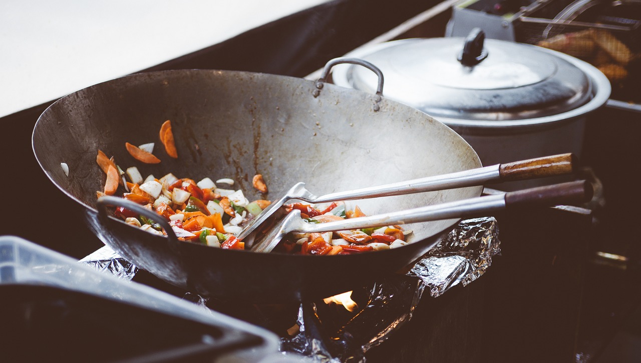 découvrez les essentiels de la cuisine qui transformeront vos repas en délices. des ustensiles indispensables aux ingrédients de base, explorez notre guide pour maîtriser l'art culinaire et ravir vos invités.