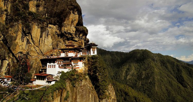 découvrez le bhoutan, un royaume mystique niché dans l'himalaya, réputé pour ses paysages à couper le souffle, sa culture riche et ses traditions préservées. explorez ses monastères majestueux, ses festivals colorés et sa philosophie du bonheur national brut.