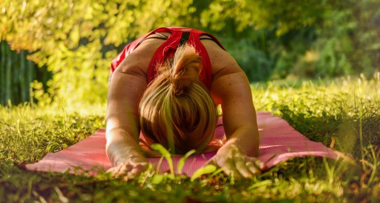 découvrez les bénéfices du yoga en plein air : amélioration de la concentration, connexion avec la nature, réduction du stress et bien-être physique. pratiquez le yoga à l'extérieur pour une expérience revitalisante et inspirante.