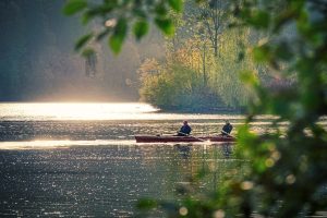 découvrez le canoë-kayak, une activité nautique passionnante qui vous permet d'explorer des paysages magnifiques tout en profitant de la nature. que vous soyez débutant ou expert, vivez des aventures inoubliables sur les rivières et lacs.