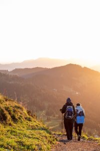 découvrez l'aventure en plein air avec nos conseils de randonnée. explorez des sentiers magnifiques, apprenez les meilleures pratiques pour marcher en sécurité et plongez dans la nature.