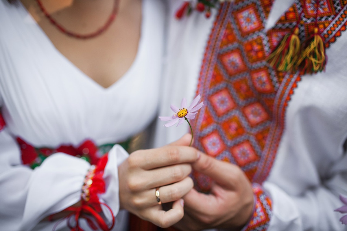 découvrez l'univers fascinant des costumes folkloriques, un voyage à travers les traditions et les cultures du monde entier. plongez dans l'histoire et l'artisanat de ces vêtements emblématiques qui racontent des histoires et célèbrent l'identité des peuples.