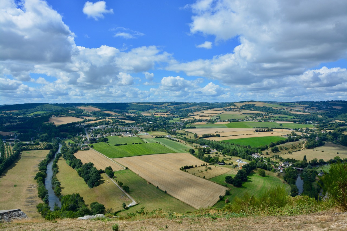 découvrez la beauté unique de la normandie, région emblématique de la france, célèbre pour ses paysages pittoresques, son histoire riche, ses plages du débarquement et sa délicieuse gastronomie. partez à la rencontre de ses charmants villages, ses majestueuses falaises et ses monuments historiques.