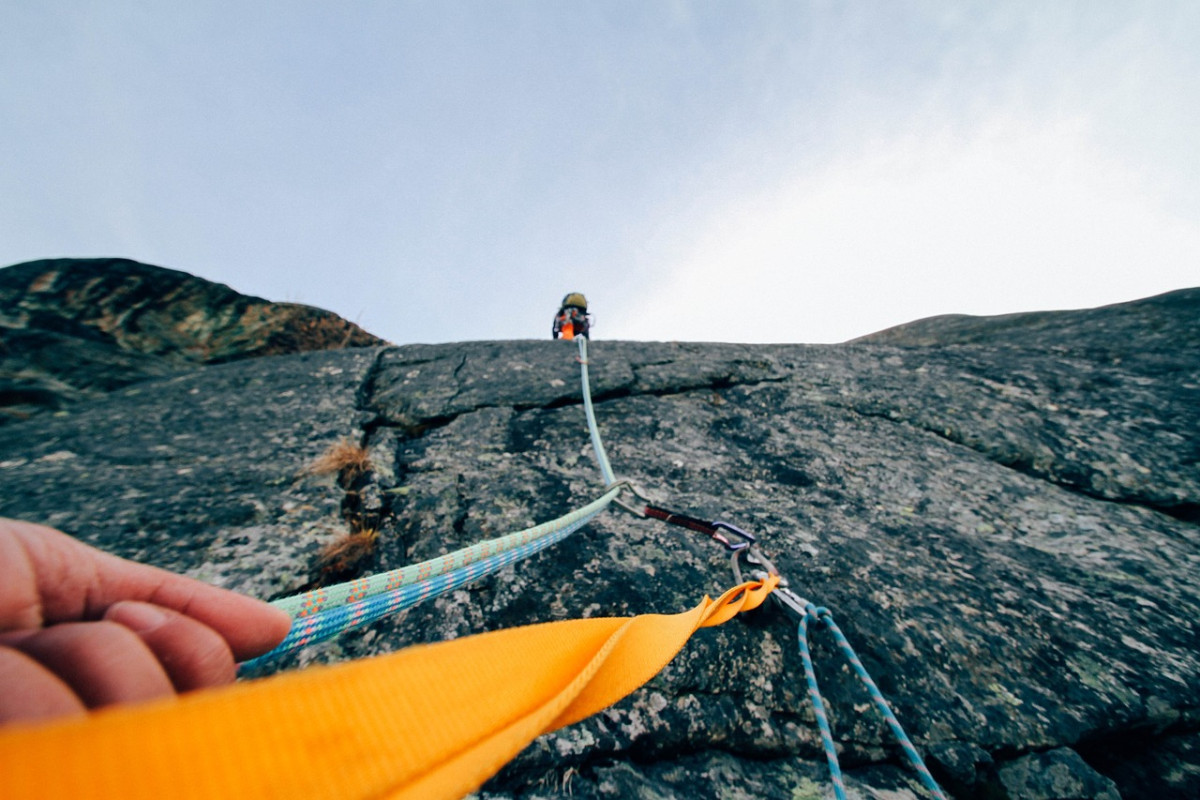 découvrez l'adrénaline de l'escalade en plein air ! explorez des paysages époustouflants tout en vous défiant sur des parois rocheuses. que vous soyez débutant ou grimpeur expérimenté, vivez des moments inoubliables au contact de la nature.