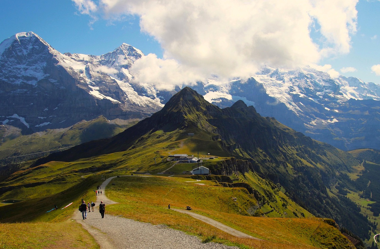 découvrez l'aventure ultime avec nos randonnées en montagne ! explorez des paysages époustouflants, améliorez votre endurance et créez des souvenirs inoubliables au coeur des sommets. rejoignez-nous pour une escapade en pleine nature.