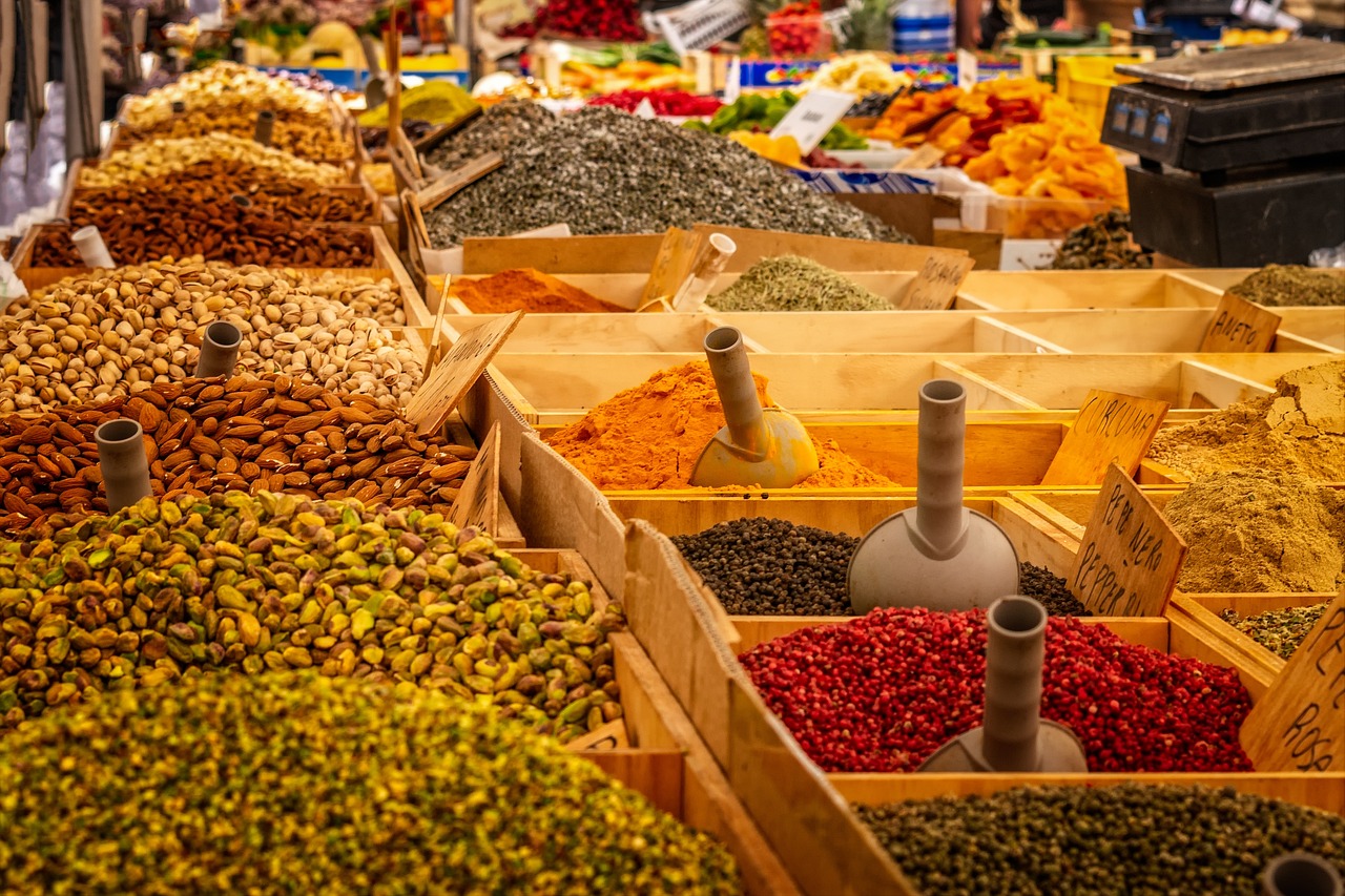 découvrez l'envoûtante ambiance des marchés nocturnes, où la culture, la gastronomie et les arts se rencontrent sous les étoiles. flânez parmi les étals colorés, goûtez des plats savoureux et vivez des expériences uniques dans ces lieux animés et vibrants.