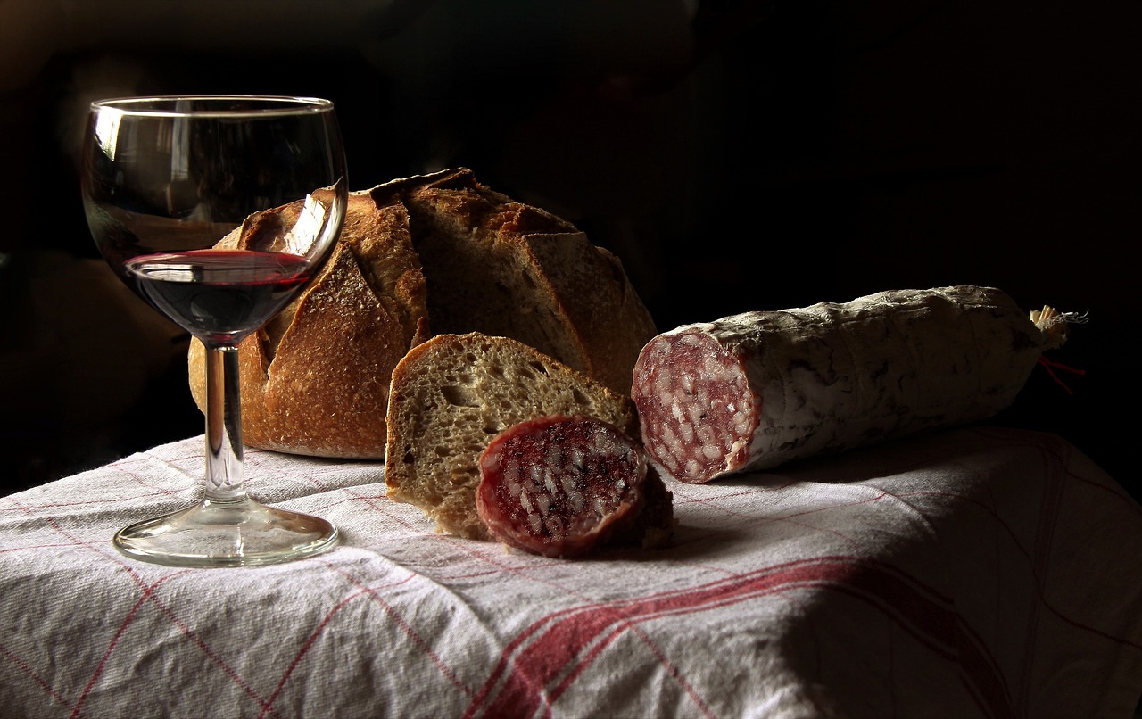 découvrez l'art d'accorder les vins avec vos plats préférés. explorez nos conseils et astuces pour sublimer vos repas avec les meilleures associations de vin, que ce soit pour un dîner raffiné ou un repas décontracté.