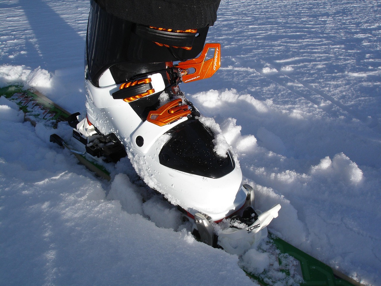 découvrez l'adrénaline du ski alpinisme avec notre guide complet sur le ski touring. partez à l'aventure à travers des paysages enneigés, apprenez les techniques essentielles et trouvez les meilleurs itinéraires pour vivre une expérience inoubliable sur les pentes vierges. que vous soyez débutant ou expert, préparez-vous à conquérir les montagnes.