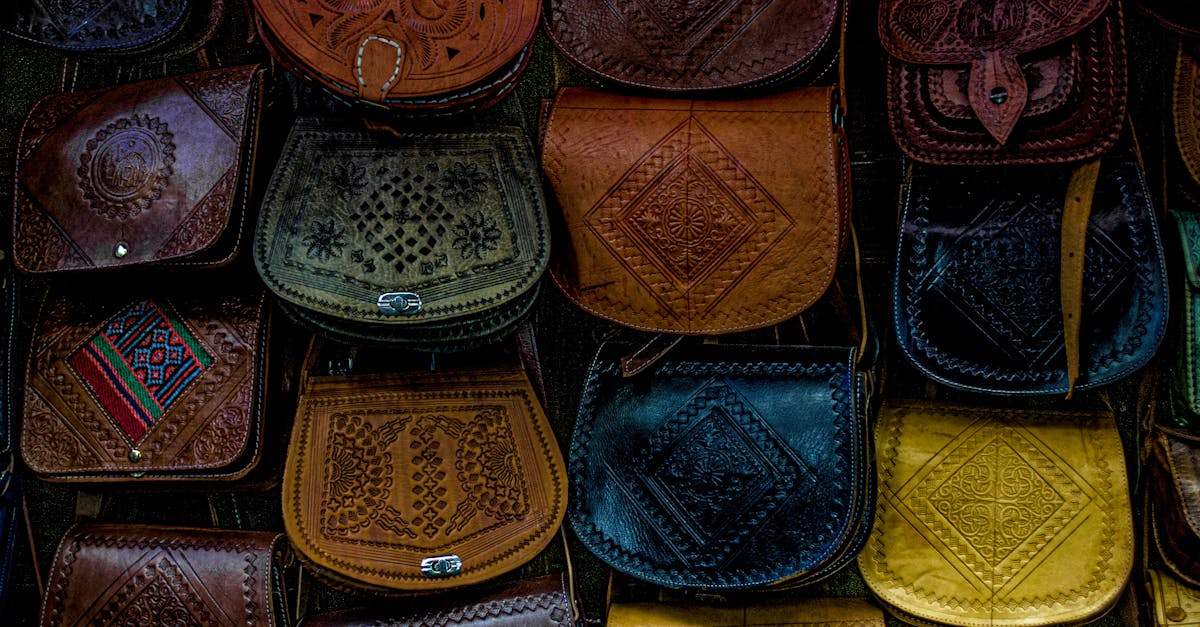 découvrez notre gamme unique d'accessoires en cuir, alliant élégance et durabilité. que vous cherchiez des portefeuilles, des sacs ou des ceintures, nos créations artisanales ajoutent une touche de sophistication à votre style quotidien.