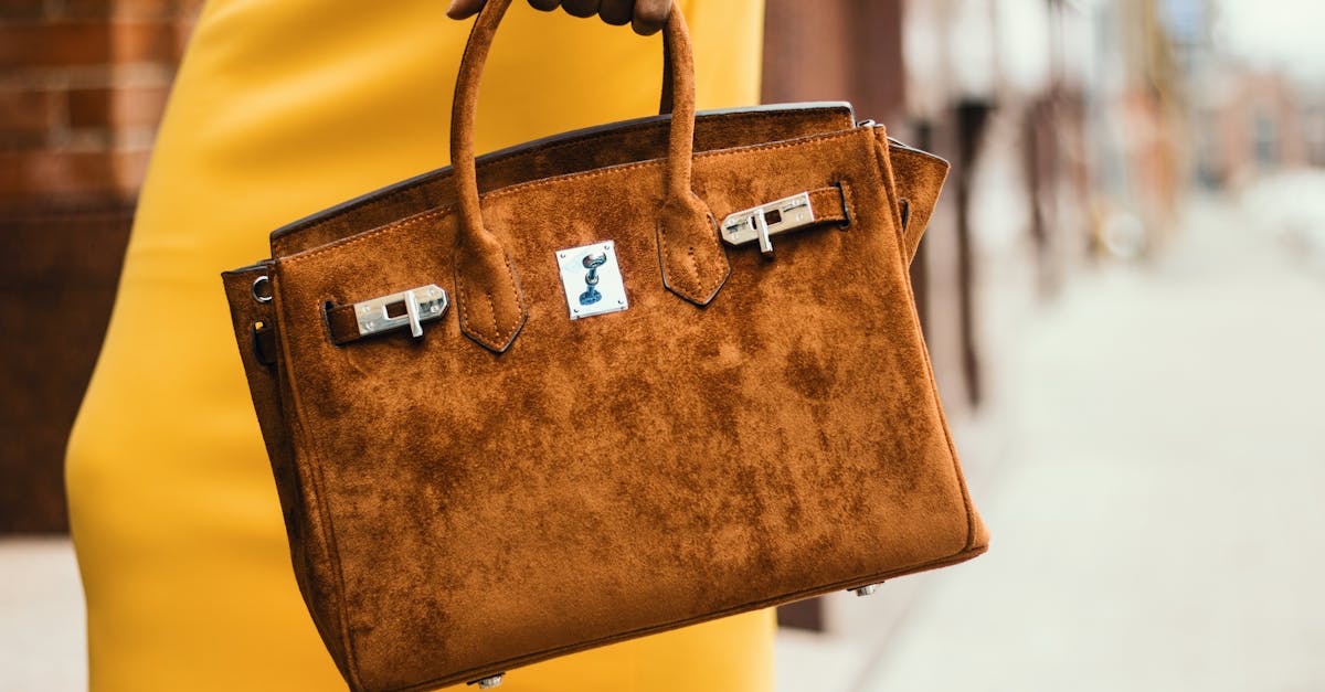 découvrez notre gamme d'accessoires en cuir élégants et durables, conçus pour allier style et fonctionnalité. que ce soit des porte-monnaie, des ceintures ou des sacs, nos produits en cuir rehausseront votre quotidien avec une touche de sophistication.