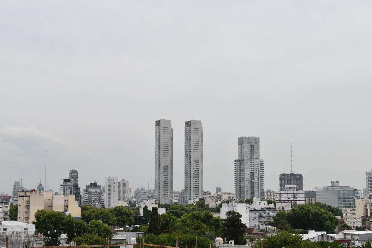 découvrez buenos aires, la vibrante capitale de l'argentine, où la culture, la gastronomie et le tango se mêlent pour offrir une expérience inoubliable. explorez ses quartiers emblématiques, savourez ses délicieuses spécialités culinaires et plongez dans l'ambiance parisienne de cette métropole sud-américaine.