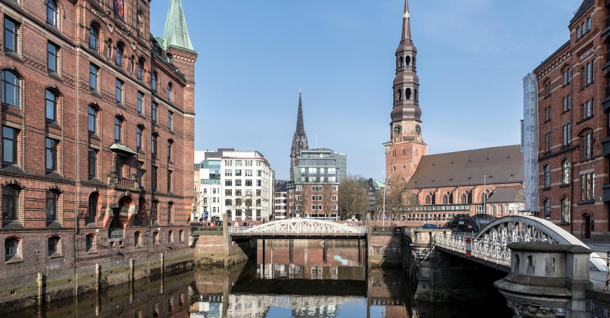 découvrez les quartiers historiques qui témoignent du riche patrimoine culturel et architectural. plongez dans des promenades à travers le temps, admirez des monuments emblématiques et explorez l'histoire fascinante qui se cache derrière chaque ruelle.