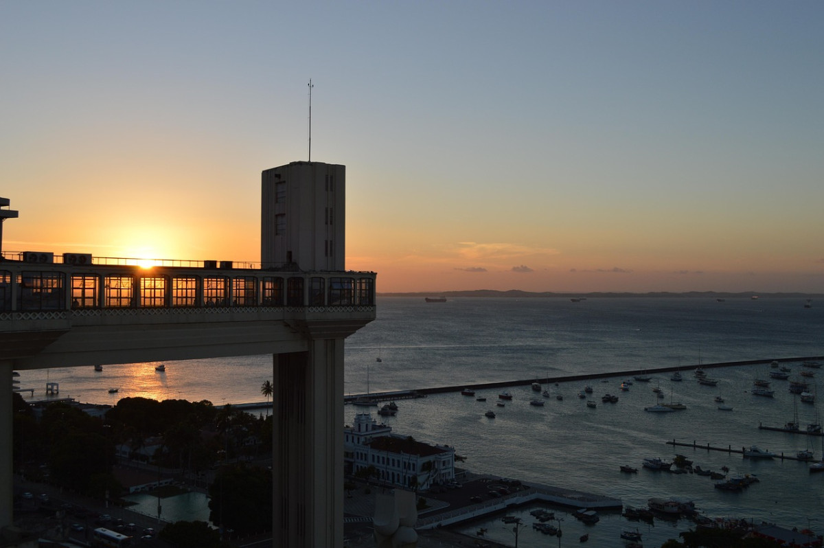 découvrez salvador, une ville riche en culture et en histoire, célèbre pour ses plages ensoleillées, sa musique vibrante et sa gastronomie savoureuse. explorez ses quartiers pittoresques et plongez dans l'atmosphère chaleureuse de cette destination incontournable du brésil.