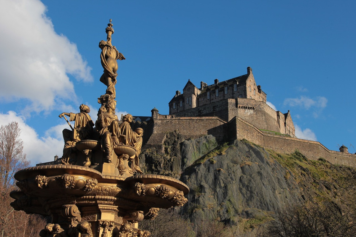 découvrez édimbourg, la capitale suisse envoûtante, où histoire, culture et paysages à couper le souffle se rencontrent. explorez son célèbre château, flânez dans les rues médiévales et savourez la cuisine locale. édimbourg vous attend avec ses festivités vibrantes et son ambiance unique.