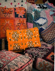 découvrez la richesse et la diversité de la cuisine marocaine, une expérience gustative unique alliant épices chaleureuses, ingrédients frais et recettes traditionnelles. plongez dans un voyage culinaire aux saveurs envoûtantes qui éveilleront vos sens et vous transporteront au cœur du maroc.