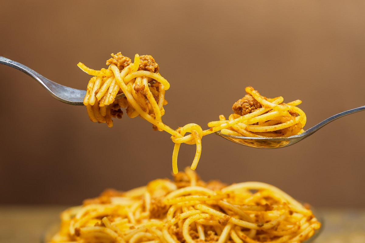 découvrez la cuisine nissarde, un mélange savoureux de traditions locales et de recettes méditerranéennes. plats emblématiques, ingrédients frais et saveurs authentiques vous attendent pour une expérience culinaire inoubliable à nice.