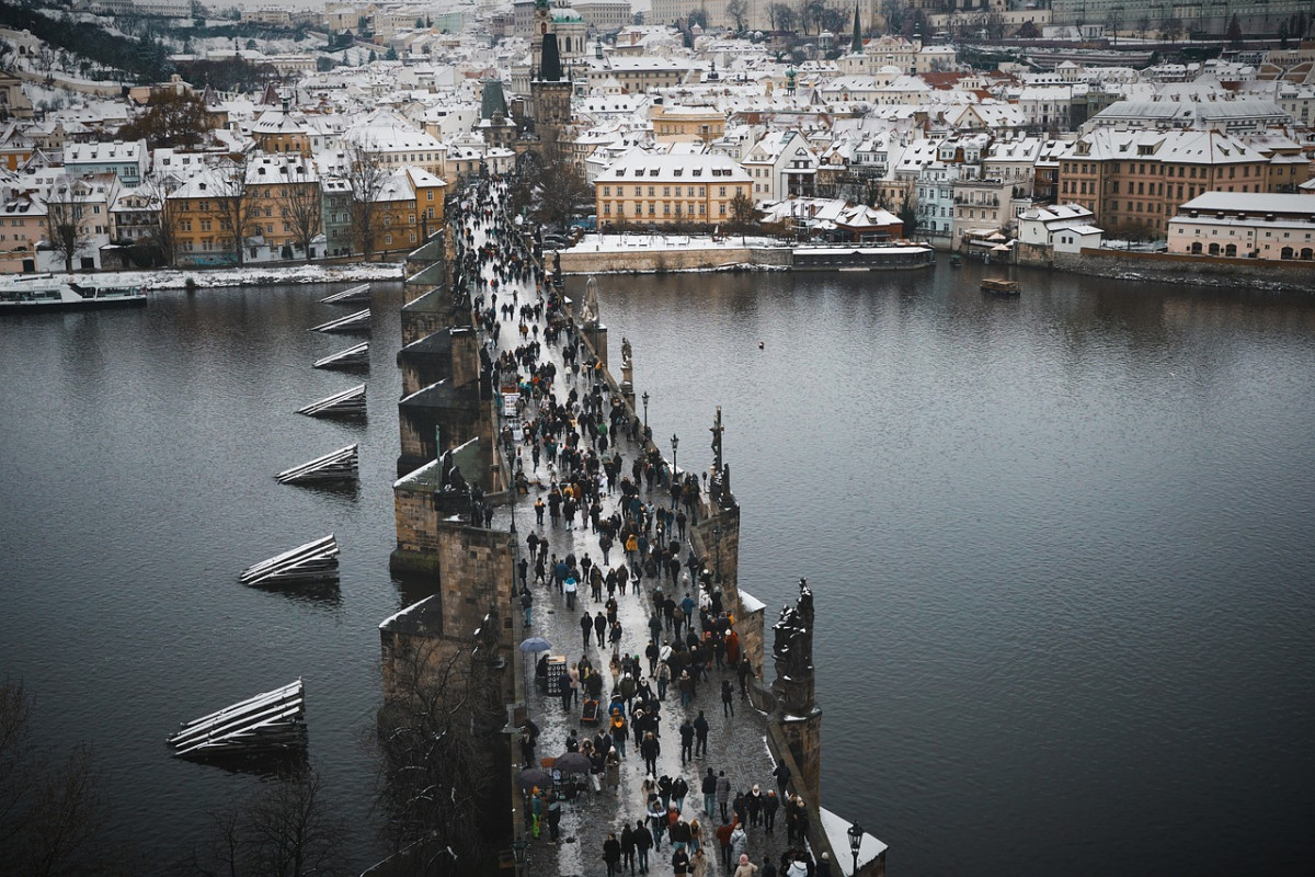 découvrez prague, la magnifique capitale de la république tchèque, célèbre pour son architecture médiévale, ses charmants canaux et son riche patrimoine culturel. explorez le château de prague, la place de la vieille ville et le pont charles, tout en savourant la délicieuse cuisine locale dans cette ville au charme intemporel.