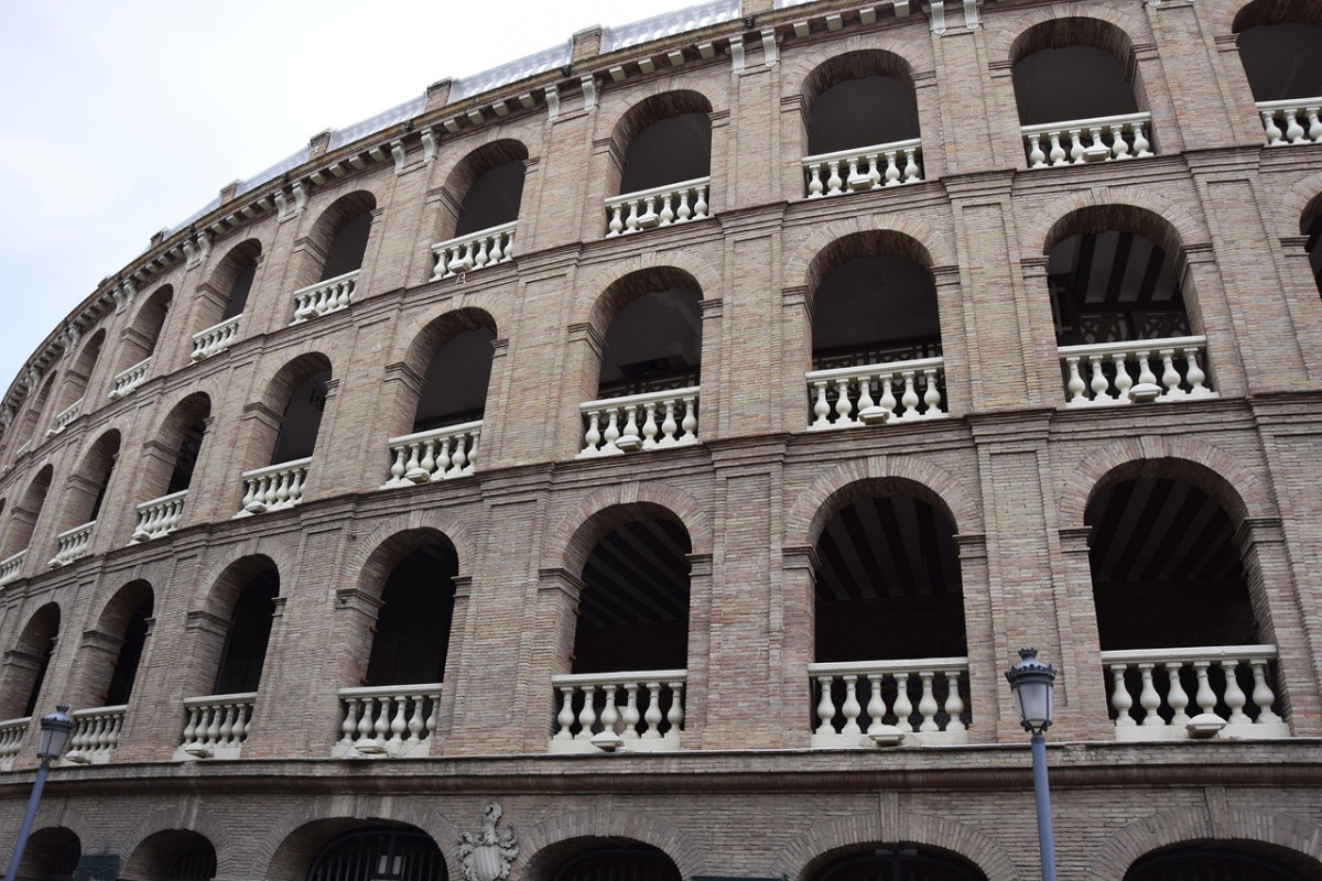 découvrez valencia, la perle de la méditerranée, célèbre pour son riche patrimoine culturel, sa délicieuse cuisine, ses plages ensoleillées et ses festivals vibrants. explorez ses monuments emblématiques comme la cité des arts et des sciences et savourez la fameuse paella dans cette ville dynamique et accueillante.
