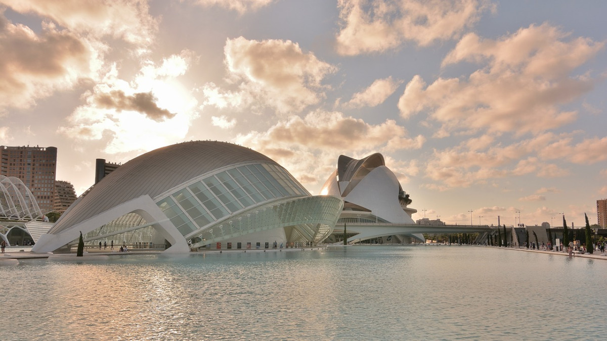 découvrez valencia, une ville vibrante d'espagne alliant traditions et modernité, célèbre pour son architecture unique, sa délicieuse cuisine et ses plages ensoleillées. explorez son patrimoine culturel, ses festivals colorés et ses nombreux parcs.