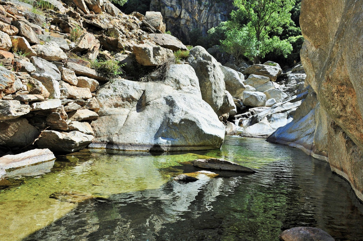 découvrez l'adrénaline du canyoning, une aventure aquatique inoubliables où vous traversez des gorges, sautes dans des bassins et descendez des cascades. parfait pour les amateurs de sensations fortes et la nature!