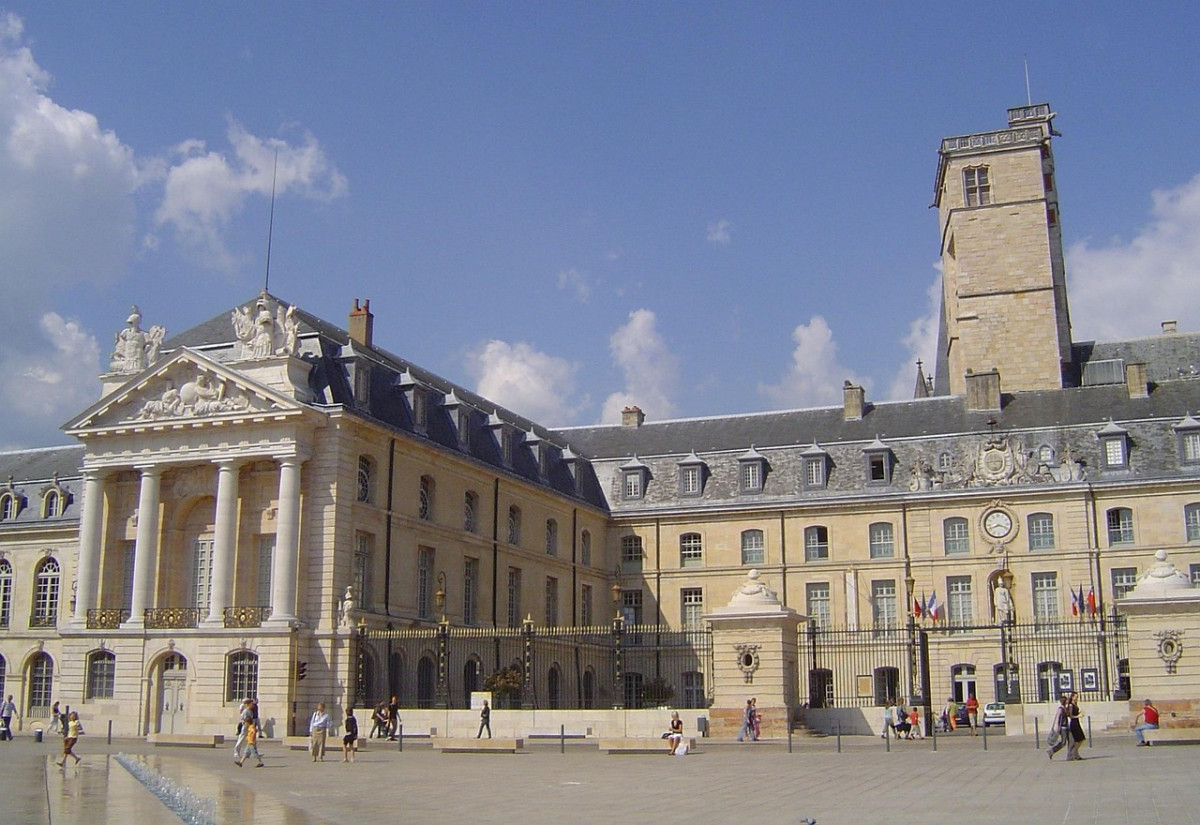 découvrez dijon, la ville des ducs de bourgogne, célèbre pour sa moutarde, son patrimoine historique et sa gastronomie raffinée. explorez ses ruelles médiévales, ses musées et savourez ses vins dans un cadre enchanteur.