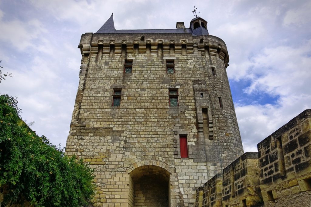 Chinon, une escale incontournable du Tour de France 2025, alliant tourisme, gastronomie et richesses patrimoniales
